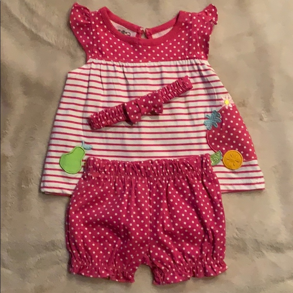 Cute! Pink and white shorts, top and headband. 🍓